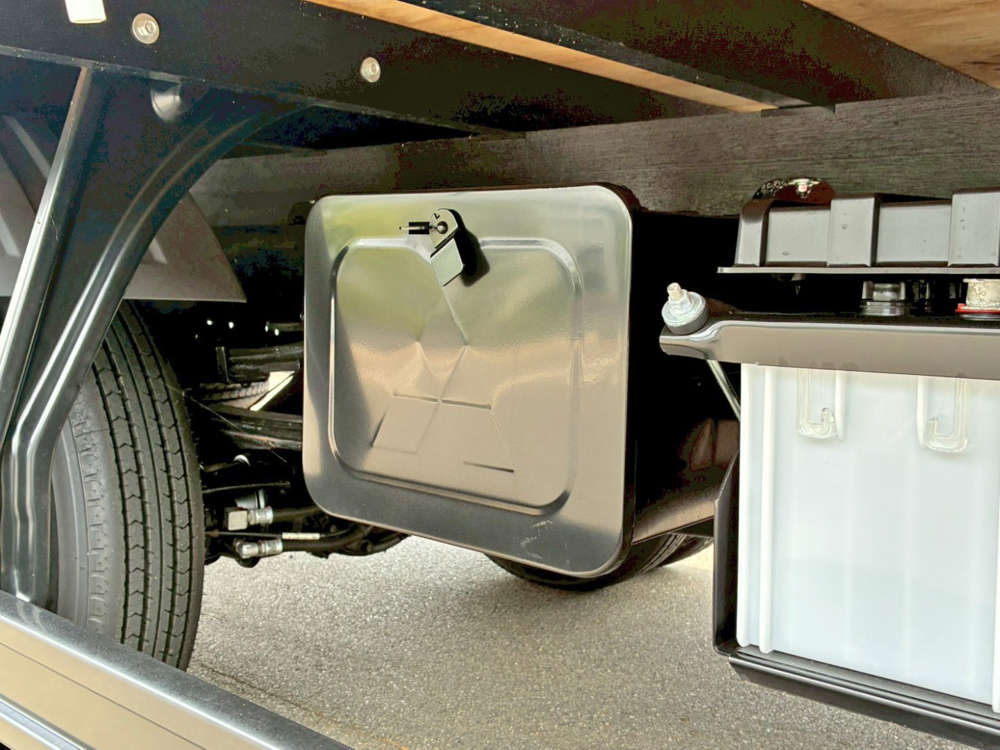 運転席側に工具箱が付いています。|三菱 ファイター 2KG-FK62F(2WD)の写真13