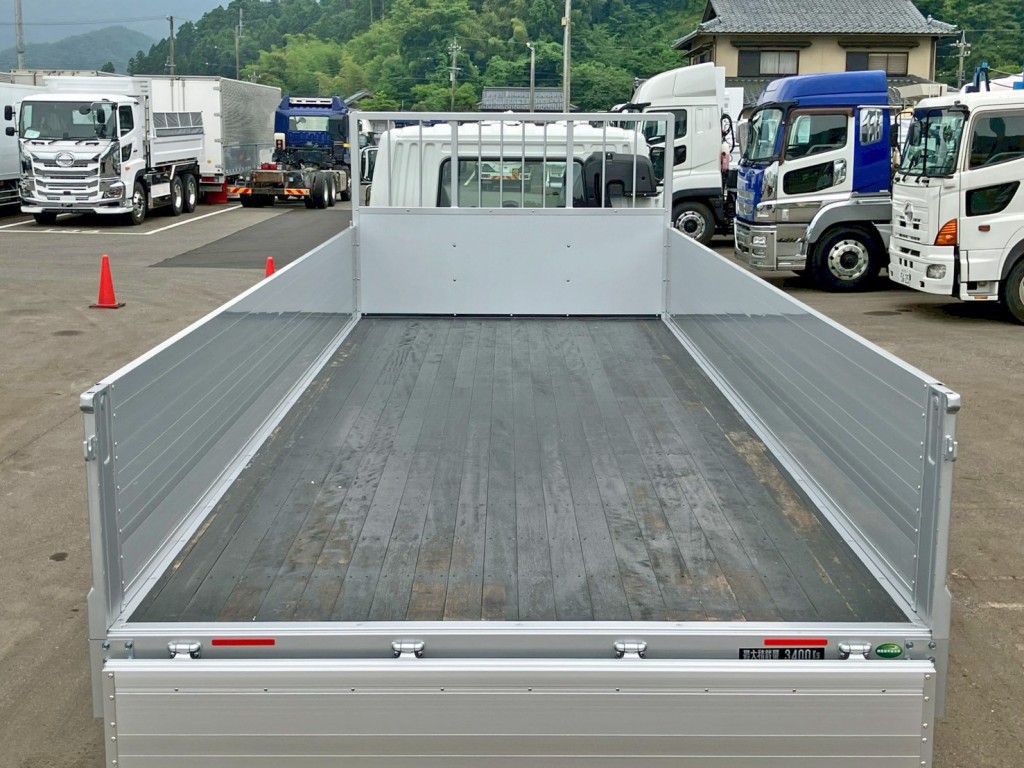 床は板張りです。|三菱 ファイター 2KG-FK65F(2WD)の写真8