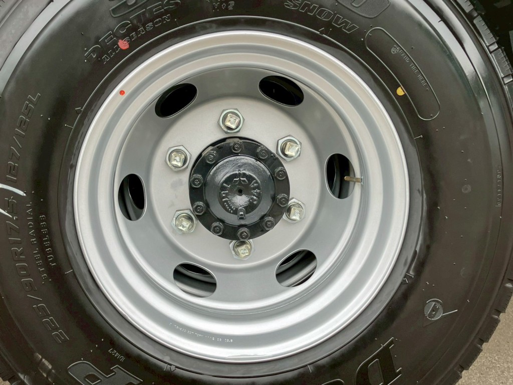 運転席側2軸目のホイールに歪み・キズがあります。|三菱 ファイター 2KG-FK65F(2WD)の写真13