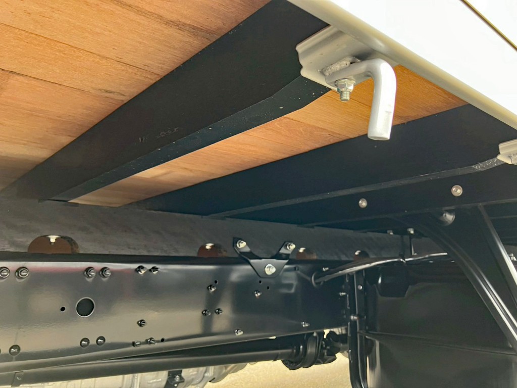 シャーシとネタの状態です。(縦ネタ・横ネタは木製です)|三菱 ファイター 2KG-FK65F(2WD)の写真6