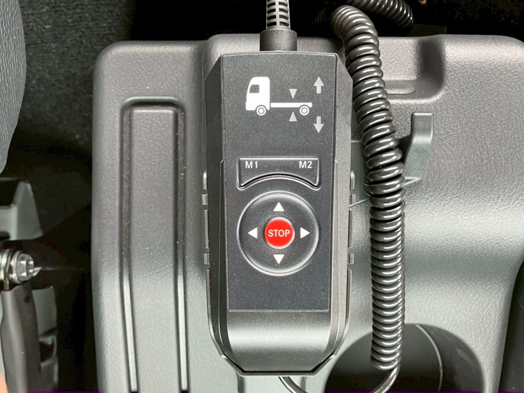 エアサスのコントローラーです。|三菱 ファイター 2KG-FK65F(2WD)の写真14