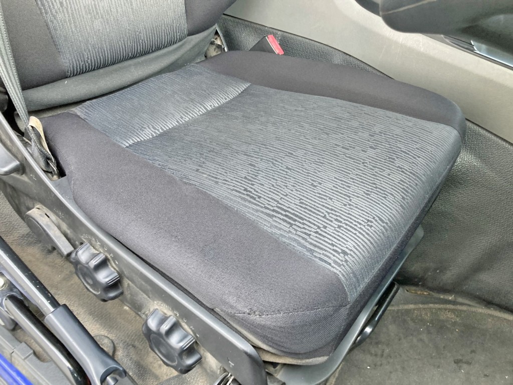 運転席座面にヘタリがあります。|三菱 スーパーグレート 2PG-FV70HXの写真9