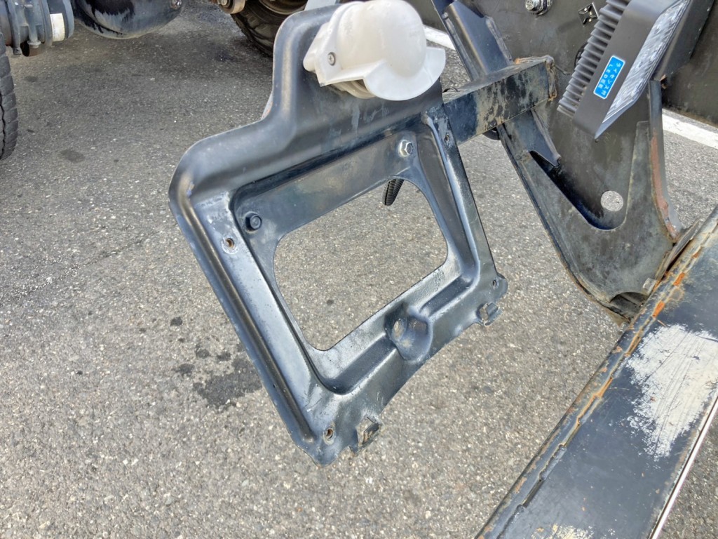 ナンバー枠に歪みがあります。|三菱 スーパーグレート 2PG-FV70HXの写真13