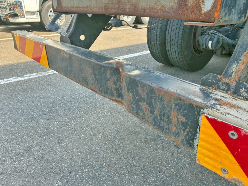 リヤバンパー中央部にヘコミがあります。|三菱 スーパーグレート 2PG-FV70HXの写真16