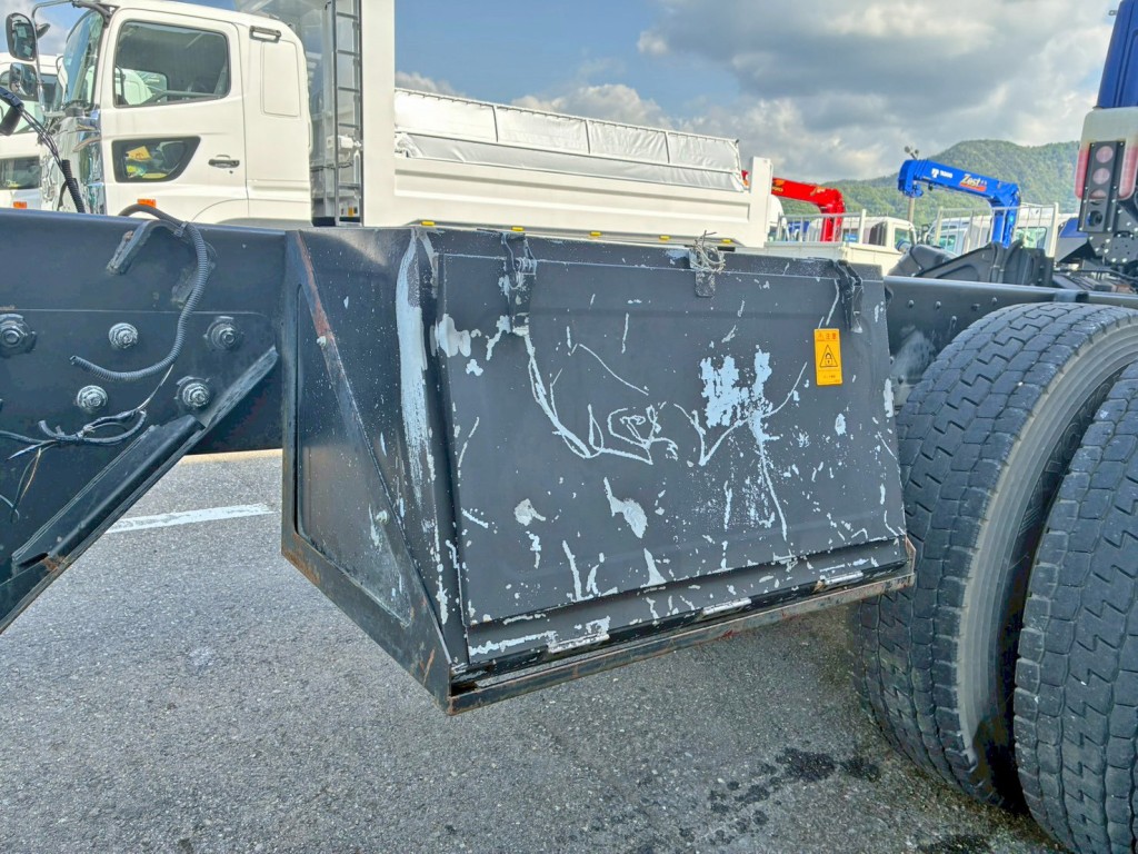 運転席側後方に工具箱が付いています。|三菱 スーパーグレート 2PG-FV70HXの写真18