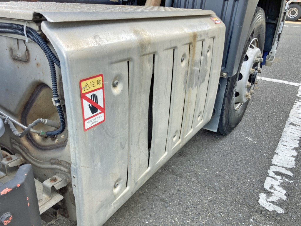 マフラーカバーにヘコミがあります。|三菱 スーパーグレート 2PG-FV70HXの写真19