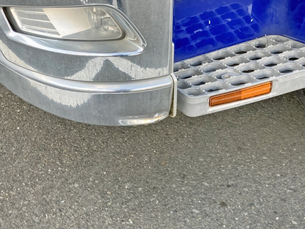 フロントバンパー助手席側に引きキズ・ヘコミがあります。|三菱 スーパーグレート 2PG-FV70HXの写真20