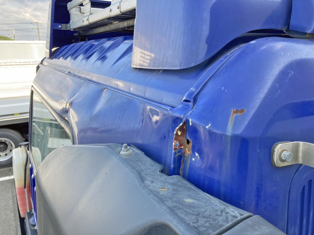 キャブバック運転席側にキズ・サビ・ヘコミがあります。|三菱 スーパーグレート 2PG-FV70HXの写真27