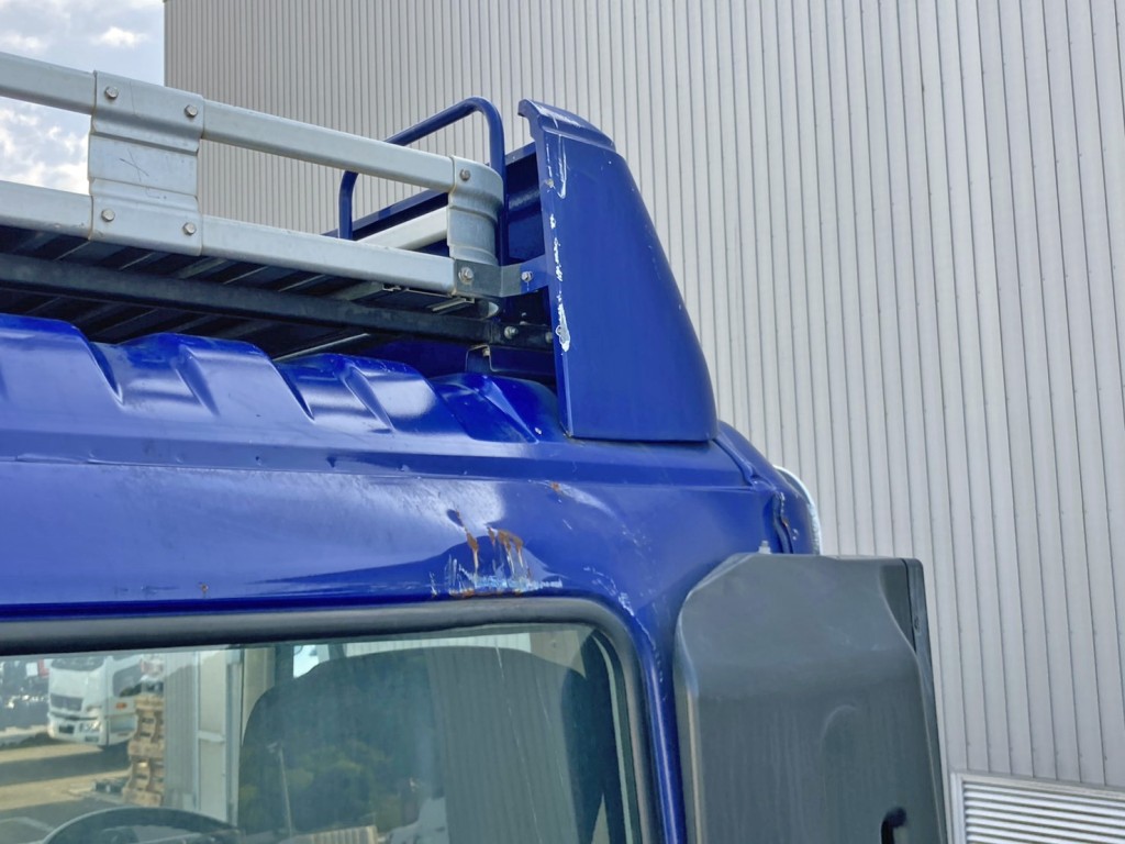 キャブバック運転席側上部にキズ・サビ・ヘコミがあります。|三菱 スーパーグレート 2PG-FV70HXの写真28