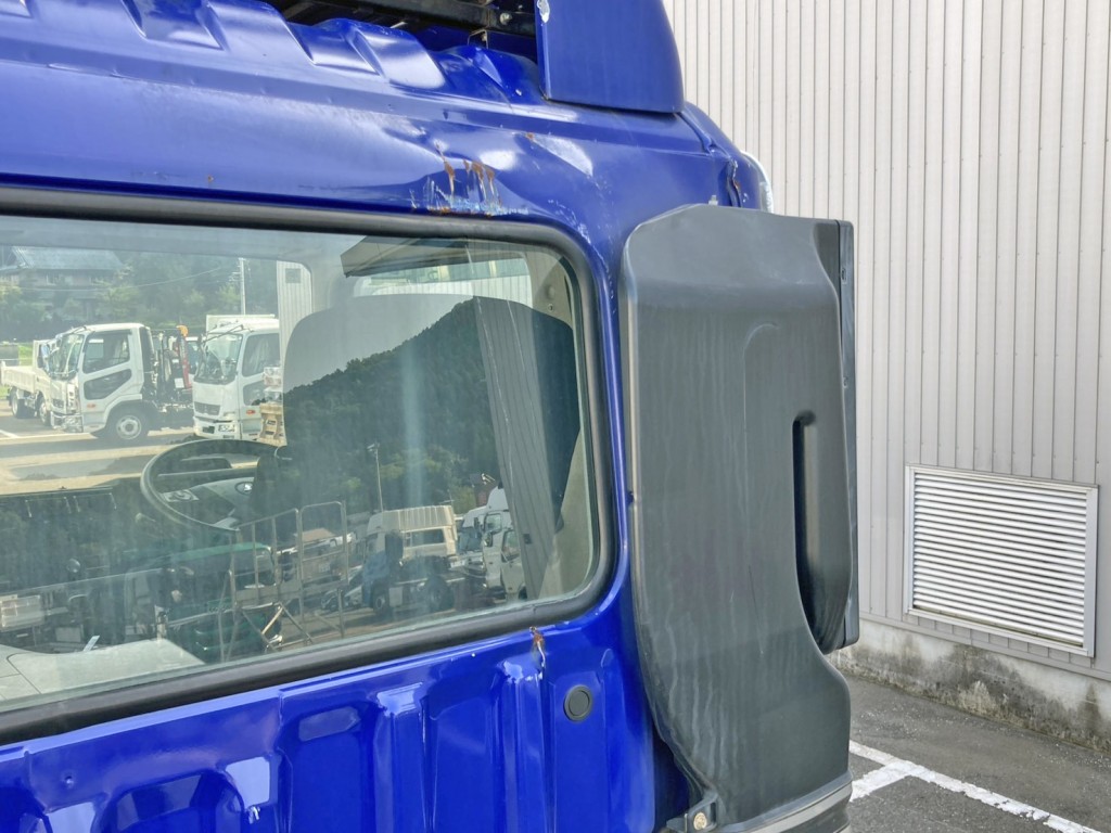 キャブバック運転席側下部にキズ・サビ・ヘコミがあります。|三菱 スーパーグレート 2PG-FV70HXの写真29