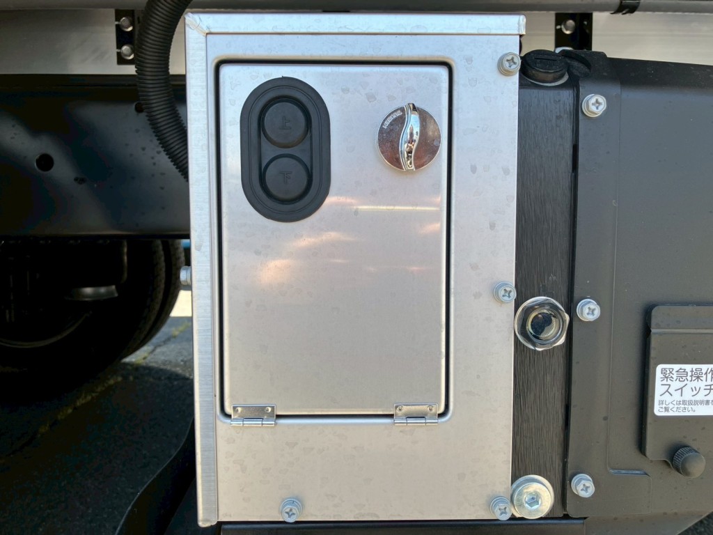 ゲートの昇降スイッチです。|日野 レンジャー 2PG-FD2ABG(2WD)の写真13