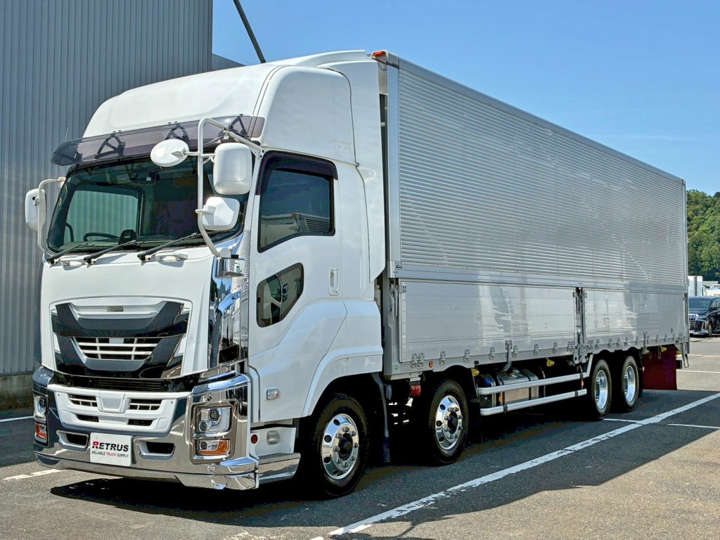 フロント周り、メッキパーツで飾っています。|いすゞ ギガ 2PG-CYJ77Dの写真1
