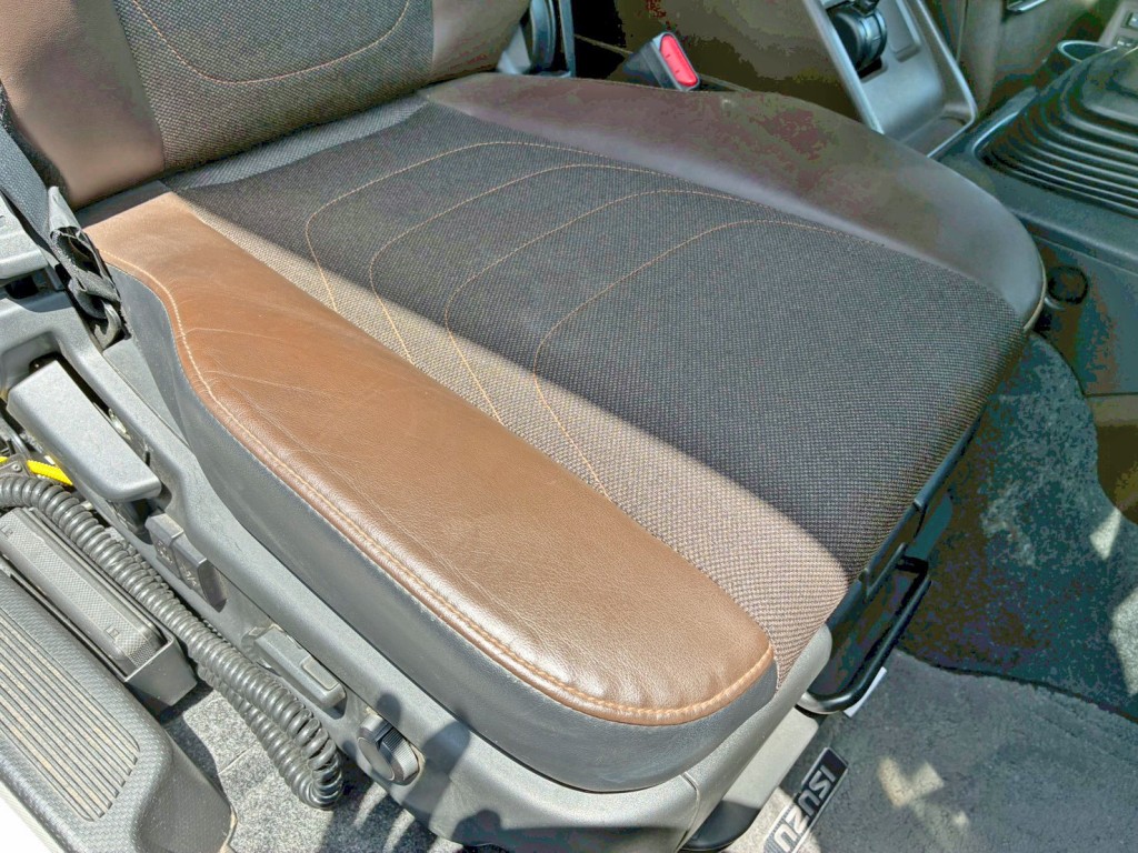 運転席座面にヘタリがあります。|いすゞ ギガ 2PG-CYJ77Dの写真8