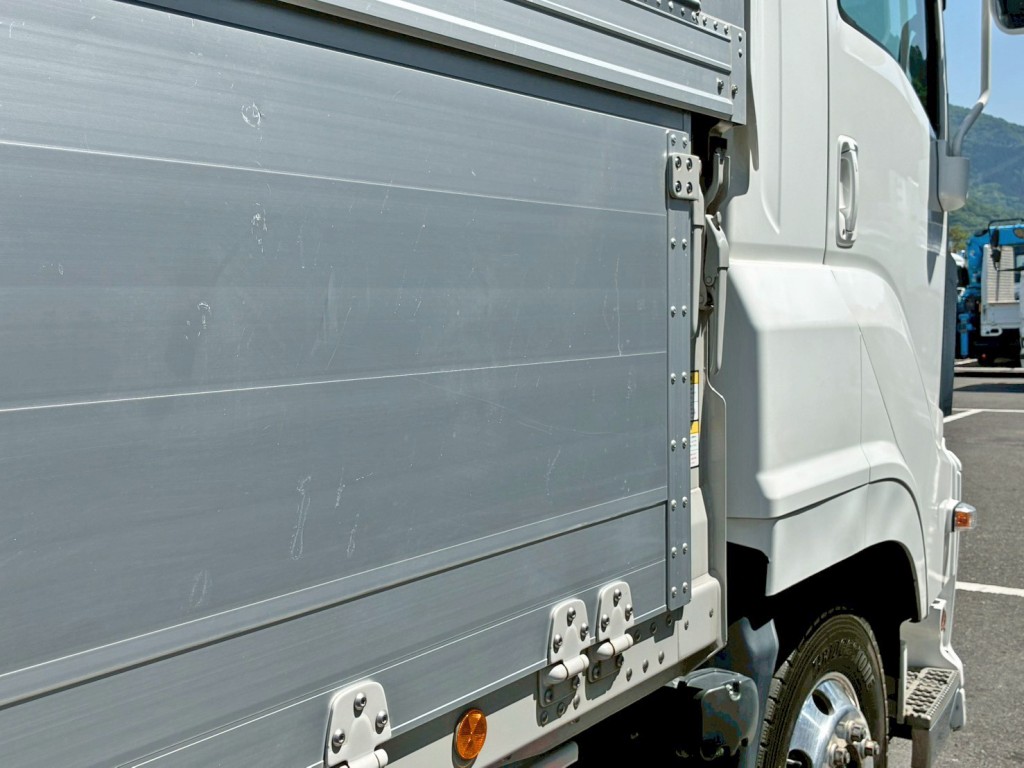 運転席側アオリ前方にヘコミがあります。|いすゞ ギガ 2PG-CYJ77Dの写真15