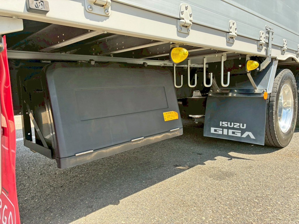 ボディー運転席側後方に工具箱が付いています。|いすゞ ギガ 2PG-CYJ77Dの写真17