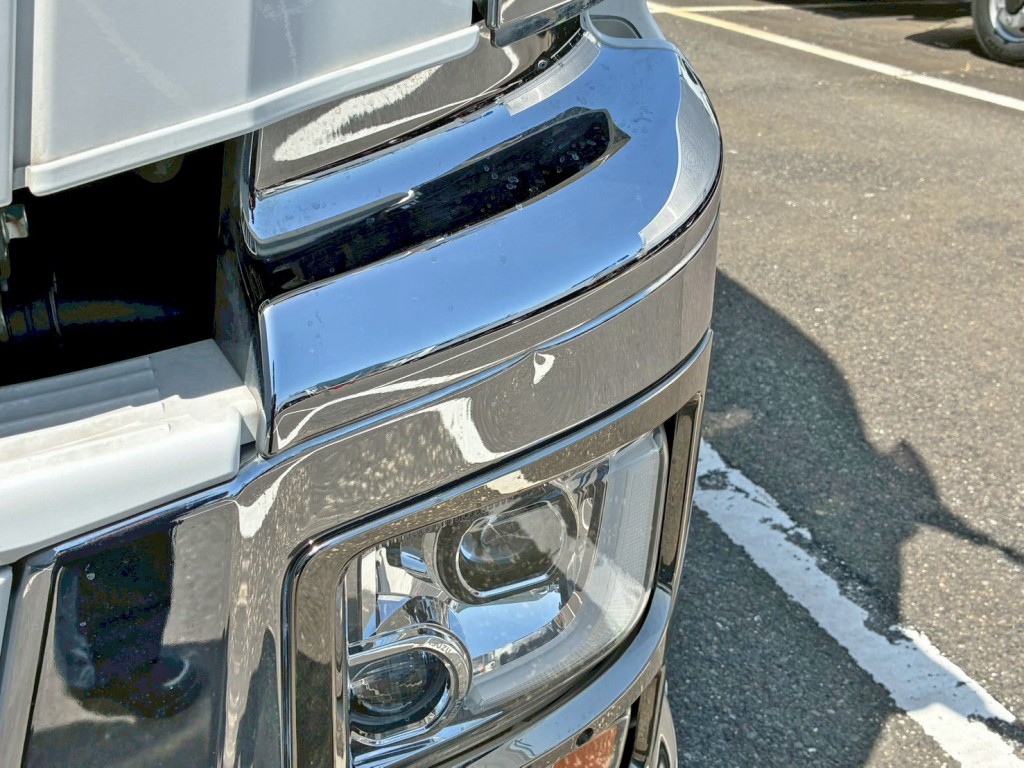 助手席側ヘッドライト上部にヘコミがあります。|いすゞ ギガ 2PG-CYJ77Dの写真19