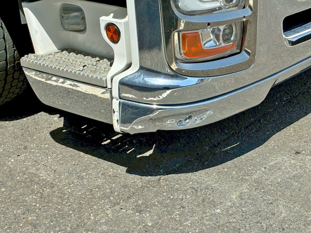 フロントバンパーの運転席側にヘコミがあります。|いすゞ ギガ 2PG-CYJ77Dの写真21