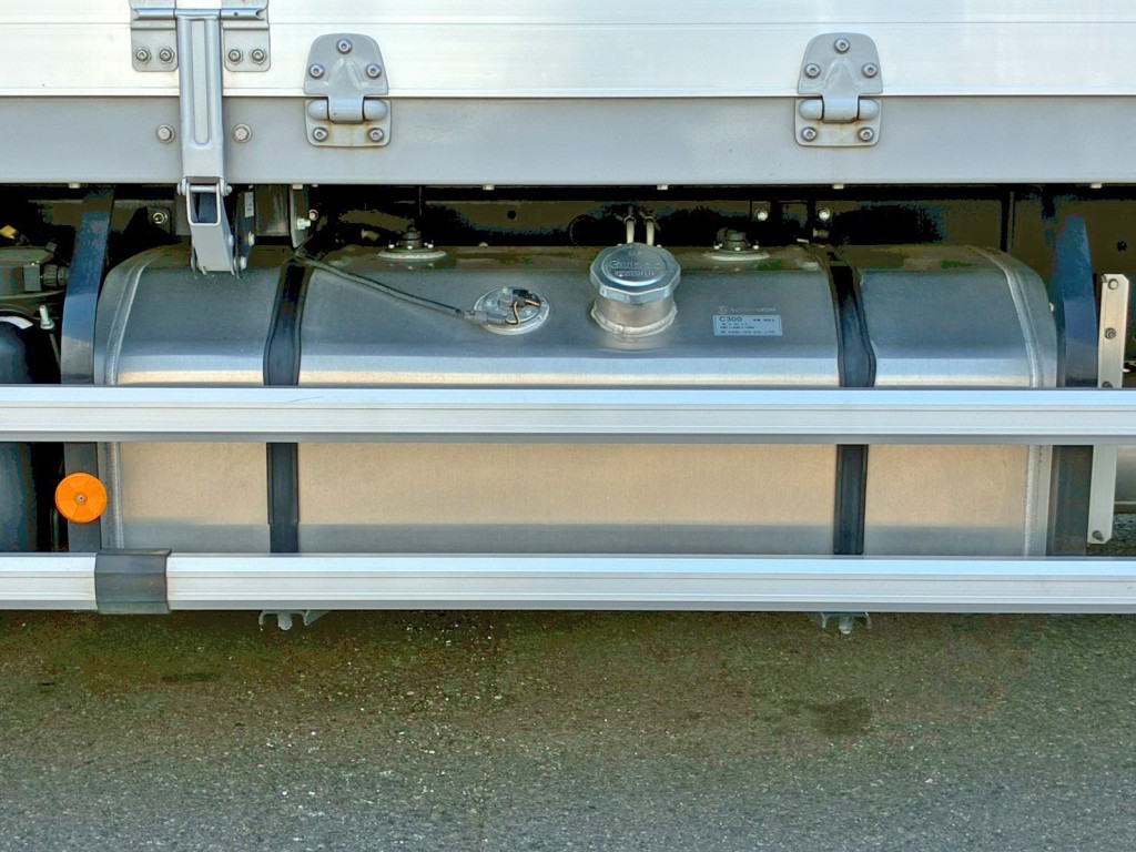 燃料タンクは300Lアルミ製です。|いすゞ ギガ 2PG-CYJ77Dの写真23