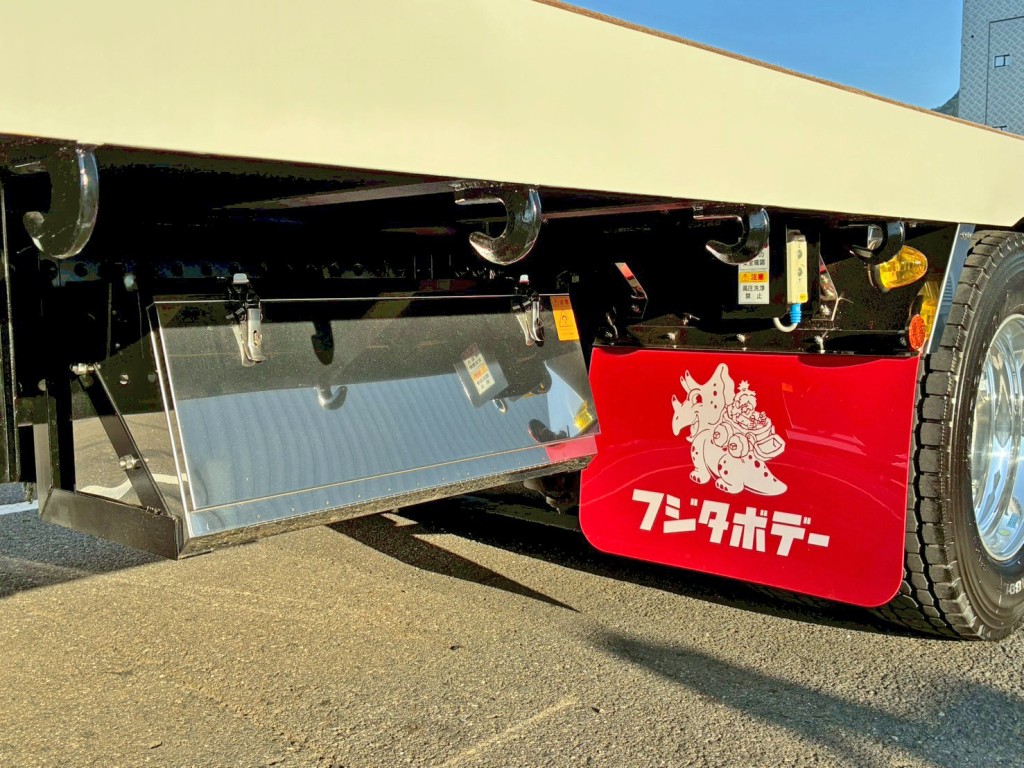 ボディー運転席側後方にステンレス製の工具箱が付いています。|日野 プロフィア 2DG-FW1AHCの写真16