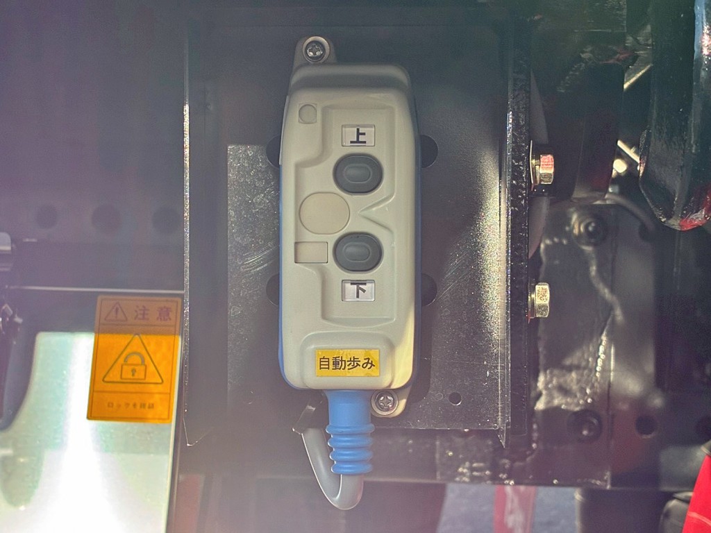 自動歩みの操作スイッチです。|日野 プロフィア 2DG-FW1AHCの写真17