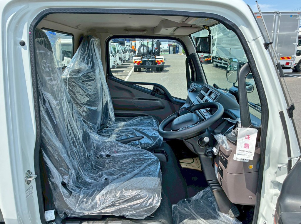 乗車定員は3名です。|三菱 キャンター 2PG-FEA80(2WD)の写真7