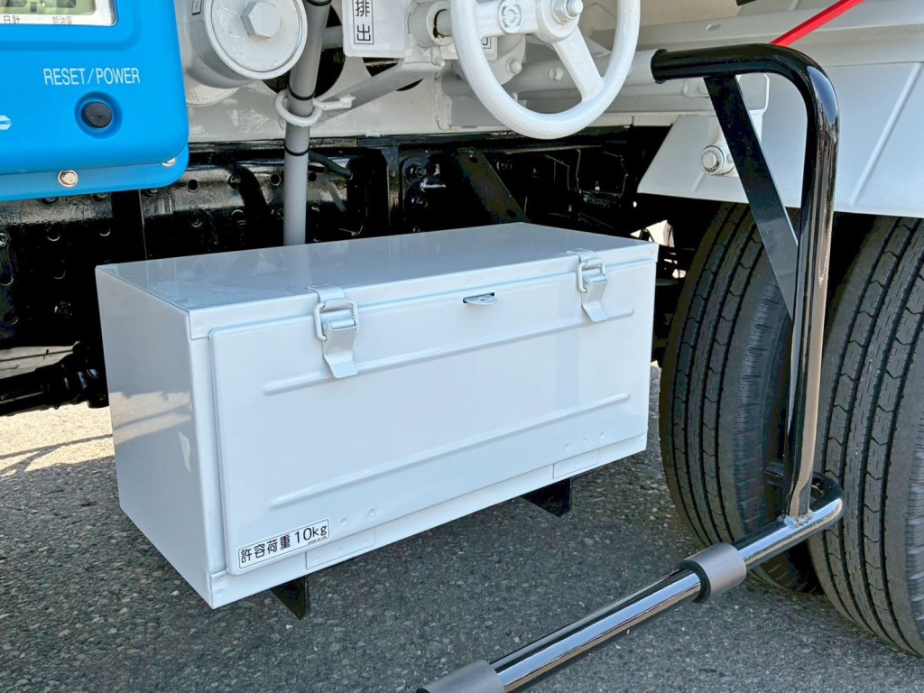 助手席側に工具箱が付いています。|三菱 キャンター 2PG-FEA80(2WD)の写真23