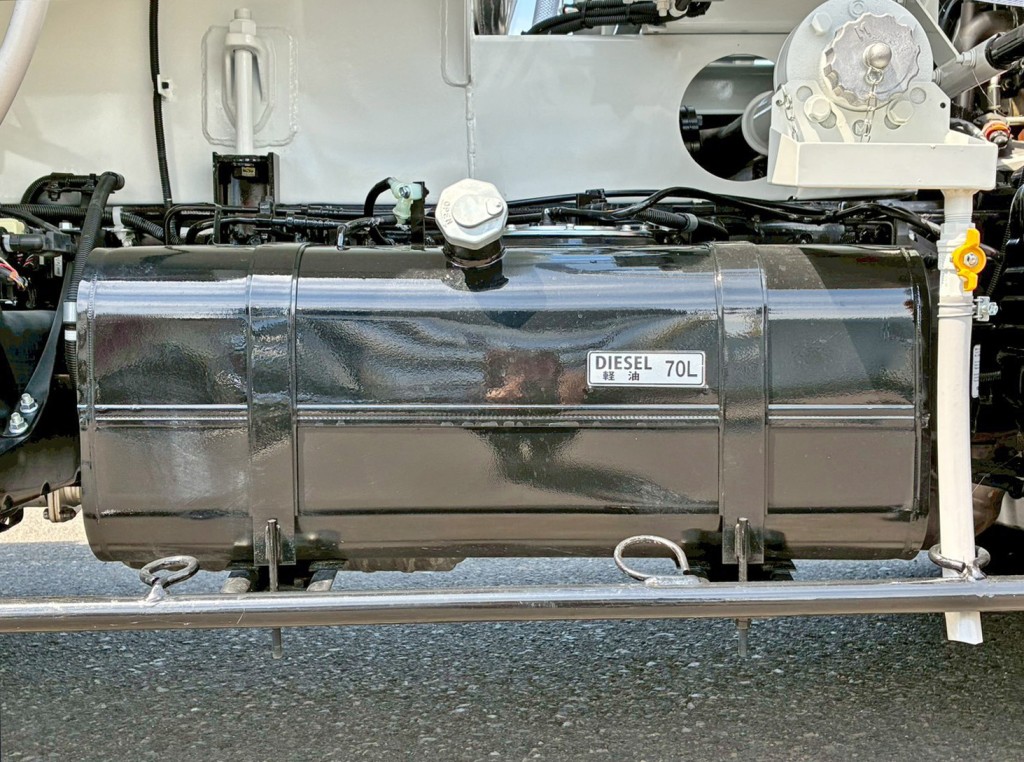 燃料タンクは70Lです。|三菱 キャンター 2PG-FEA80(2WD)の写真27