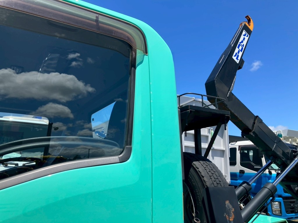 助手席側クォーターパネルに看板跡があります。|いすゞ フォワード TKG-FRR90S2(2WD)の写真18