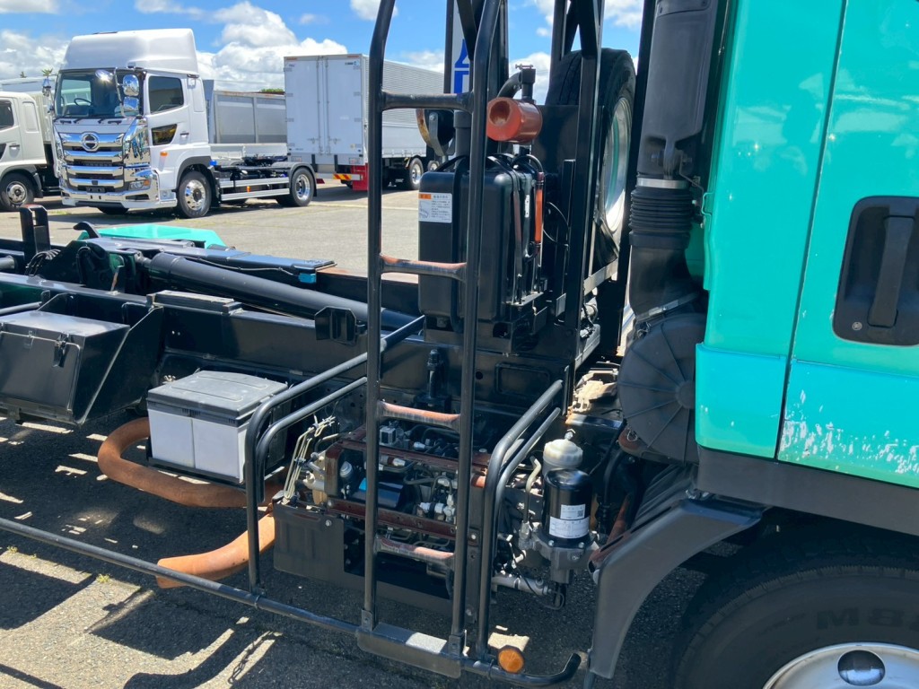 運転席側キャブバックのハシゴにサビがあります。|いすゞ フォワード TKG-FRR90S2(2WD)の写真25