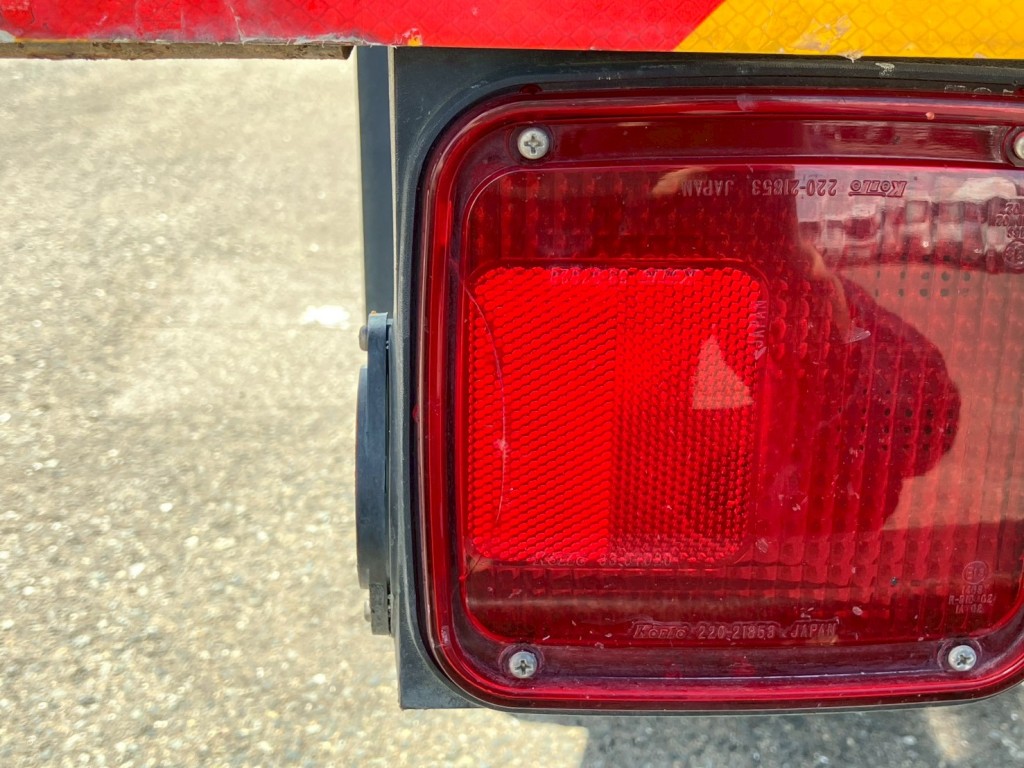 助手席側テールランプレンズに亀裂があります。|いすゞ フォワード TKG-FRR90S2(2WD)の写真29