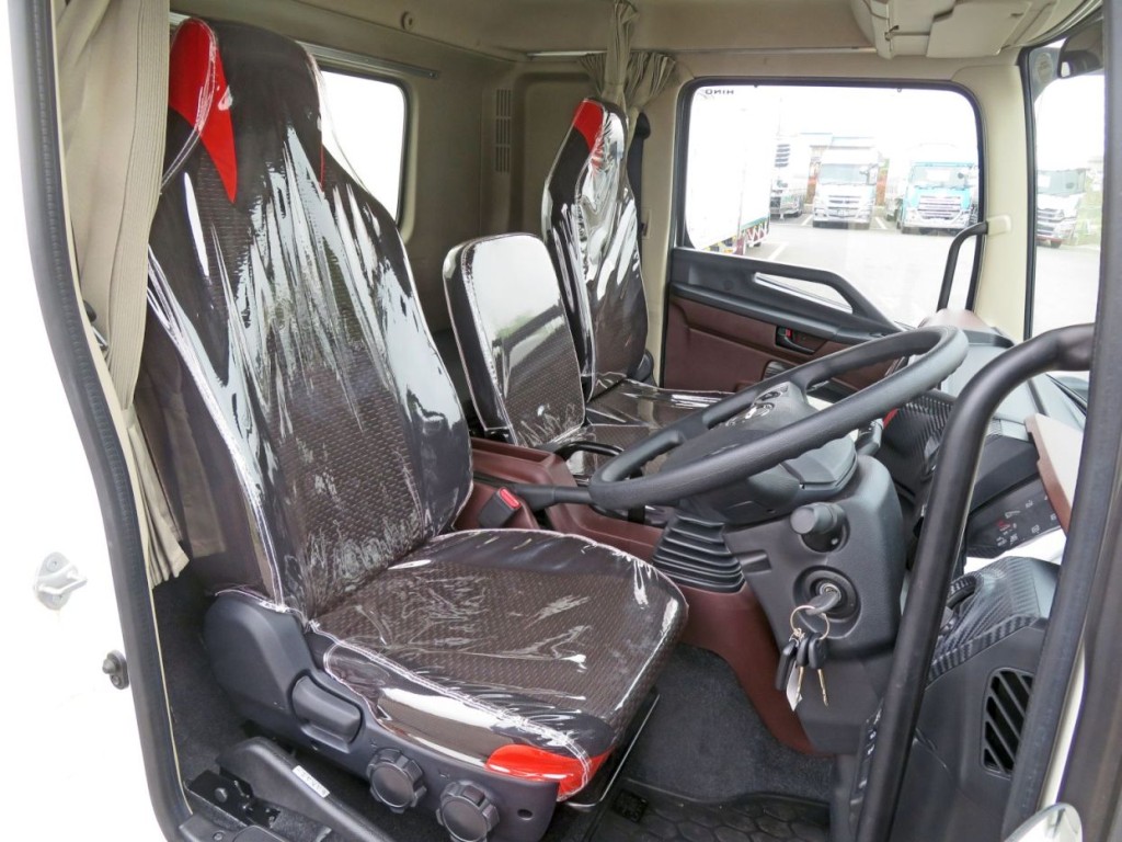 乗車定員は3名です。|日野 レンジャー 2PG-FD2ABA(2WD)の写真6