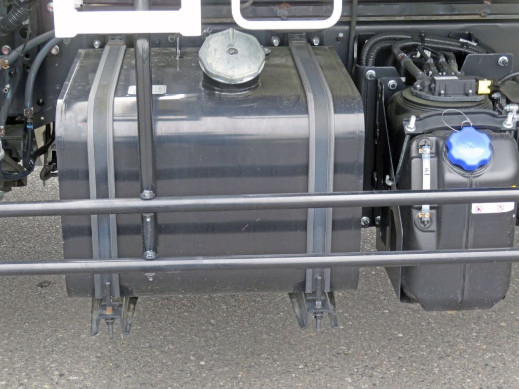 燃料タンクは100Lです。|日野 レンジャー 2PG-FD2ABA(2WD)の写真43