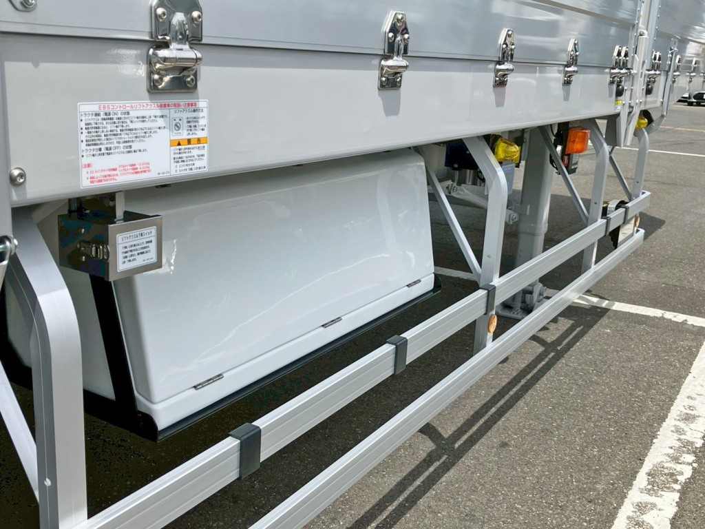 運転席側に工具箱が付いています。|トレクス PFB34118の写真16