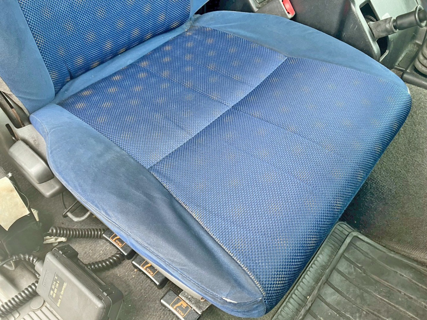 運転席座面にヘタリと破れがあります。|いすゞ ギガ QKG-CYJ77Aの写真8