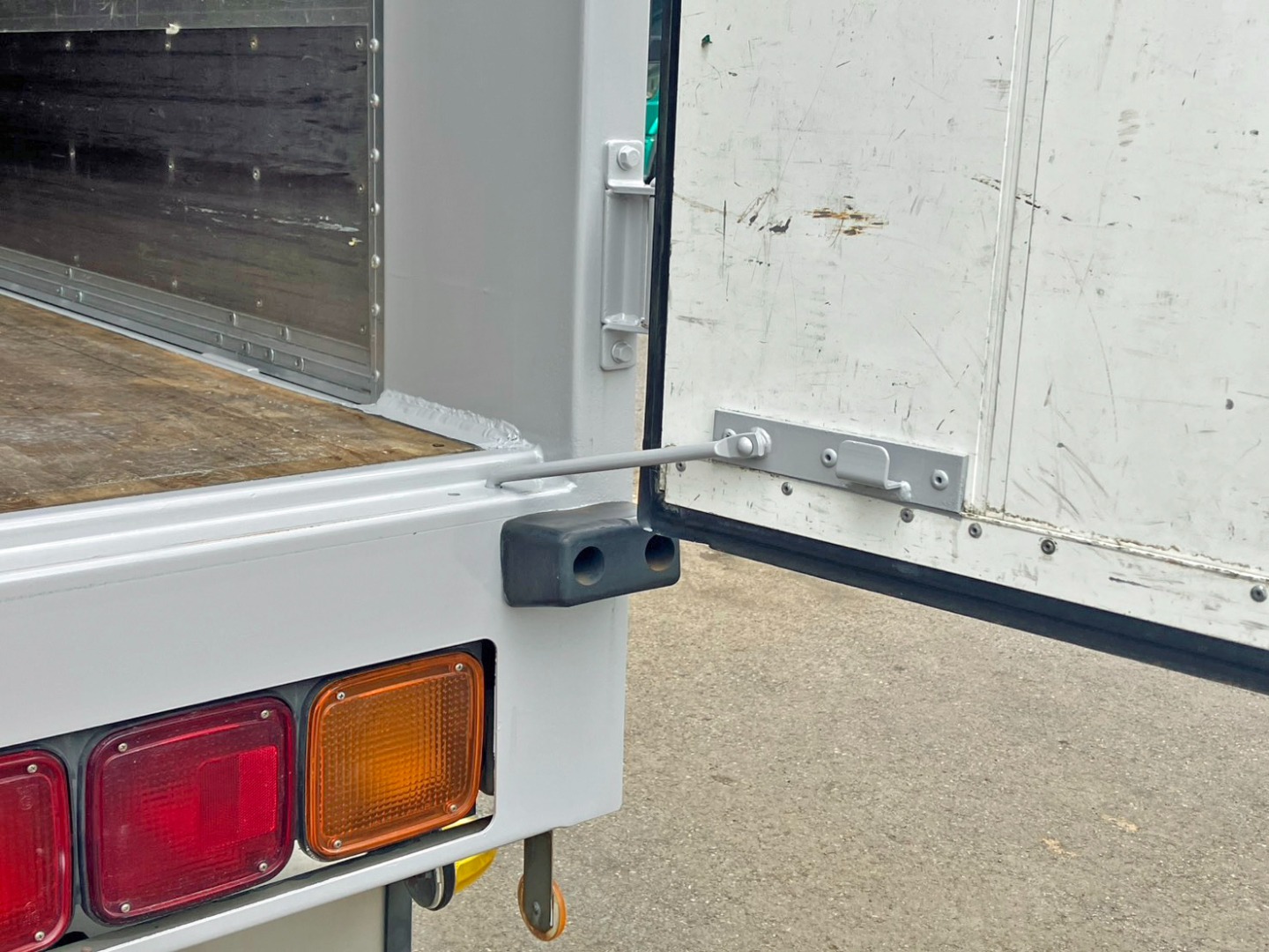 ドアストッパーの状態です。(運転席側)|いすゞ ギガ QKG-CYJ77Aの写真13