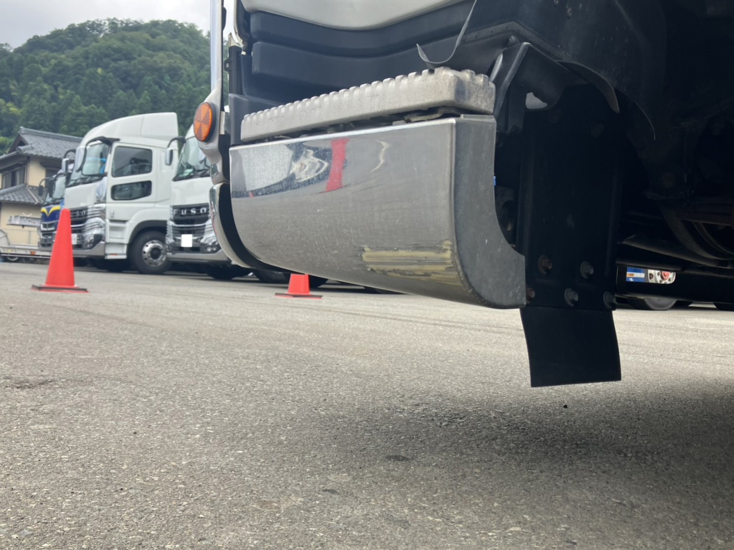 助手席側ステップカバー下部にキズがあります。|いすゞ ギガ QKG-CYJ77Aの写真18