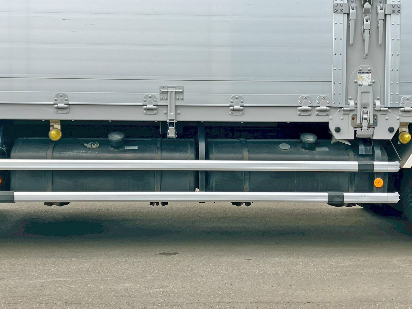 燃料タンクは300Lが2つ付いています。|いすゞ ギガ QKG-CYJ77Aの写真21
