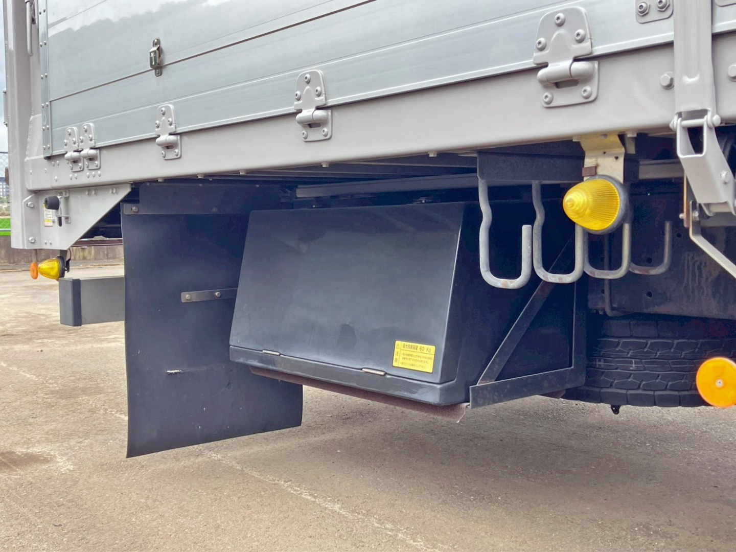ボディー運転席側後方に工具箱が付いています。|いすゞ ギガ QKG-CYJ77Aの写真23