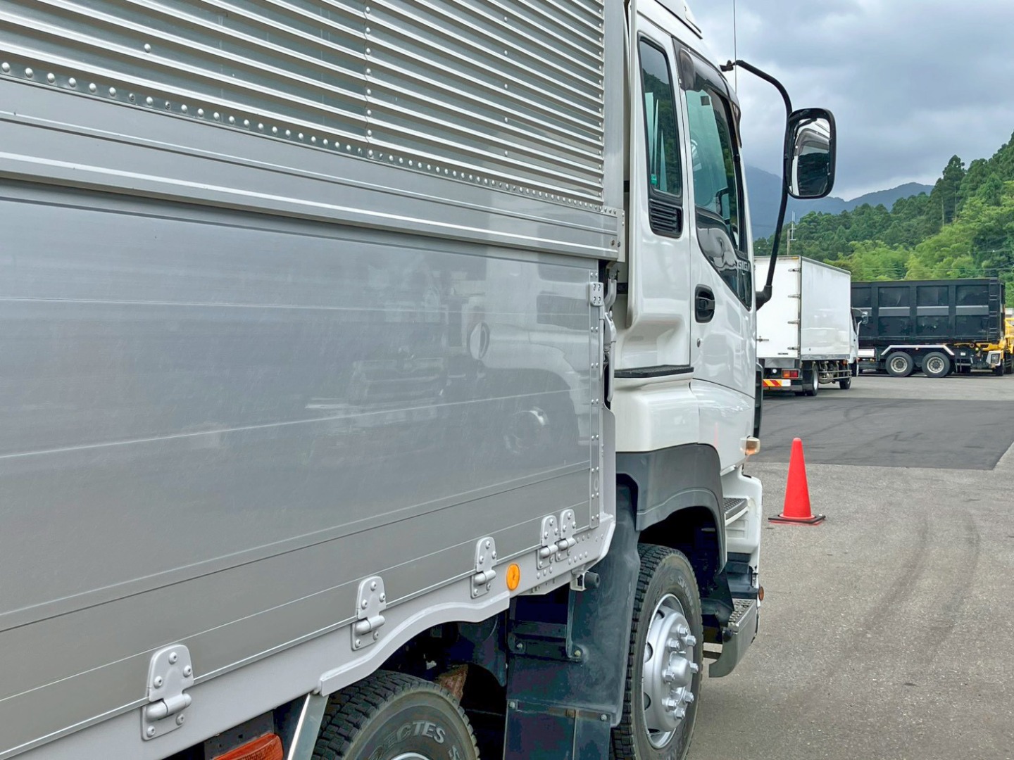 運転席側アオリ前方にヘコミがあります。|いすゞ ギガ QKG-CYJ77Aの写真24