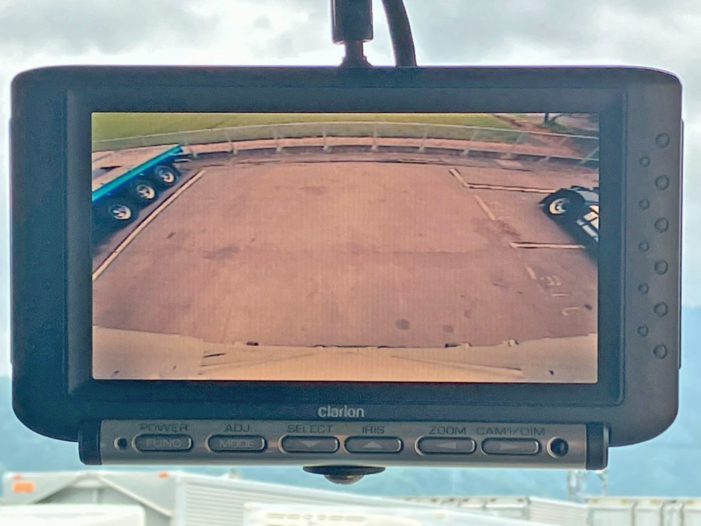 液晶バックモニター付きです。|いすゞ ギガ QKG-CYJ77Aの写真27