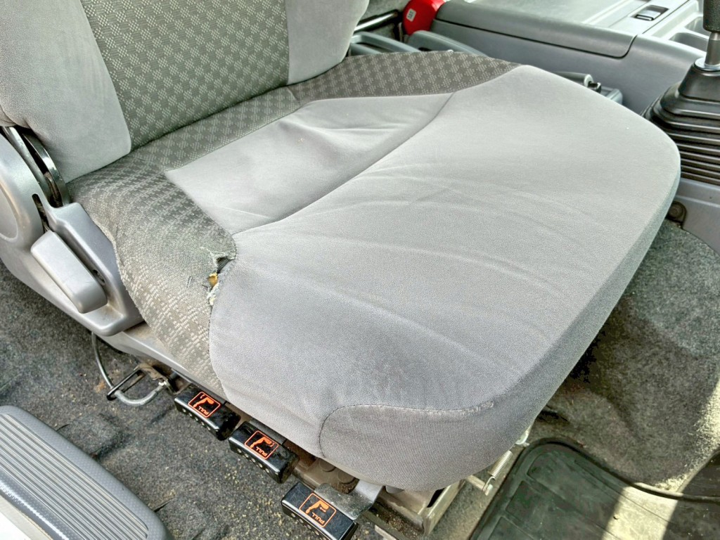 運転席座面にヘタリ・破れがあります。|いすゞ フォワード 2PG-FRR90S2(2WD)の写真8