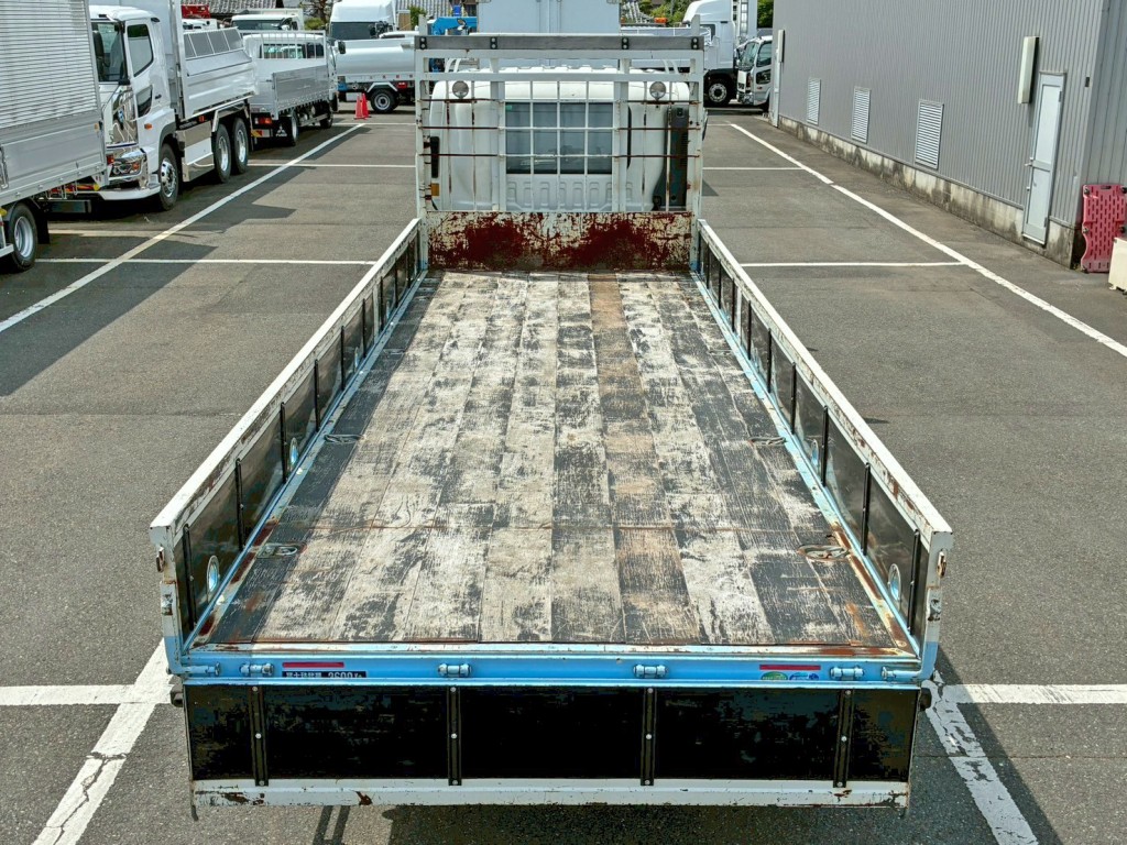 床は板張りです。|いすゞ フォワード 2PG-FRR90S2(2WD)の写真9