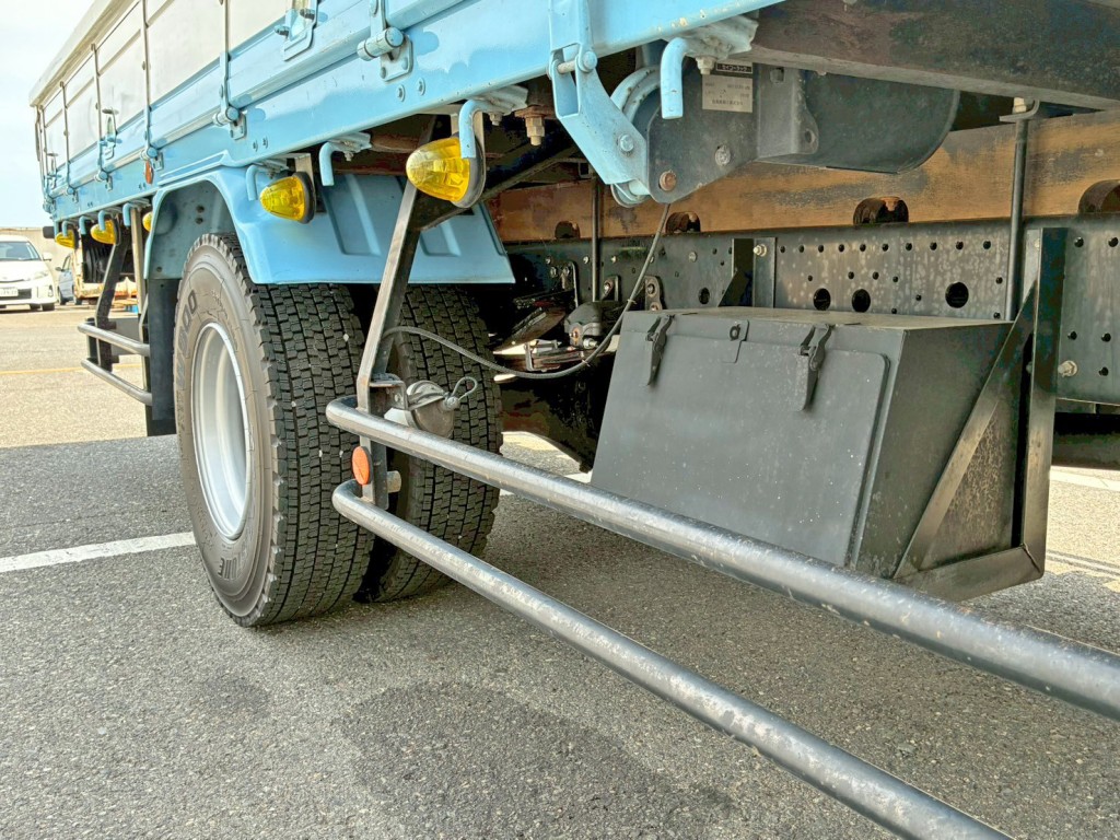 ボディー運転席側中央部に工具箱が付いています。|いすゞ フォワード 2PG-FRR90S2(2WD)の写真13