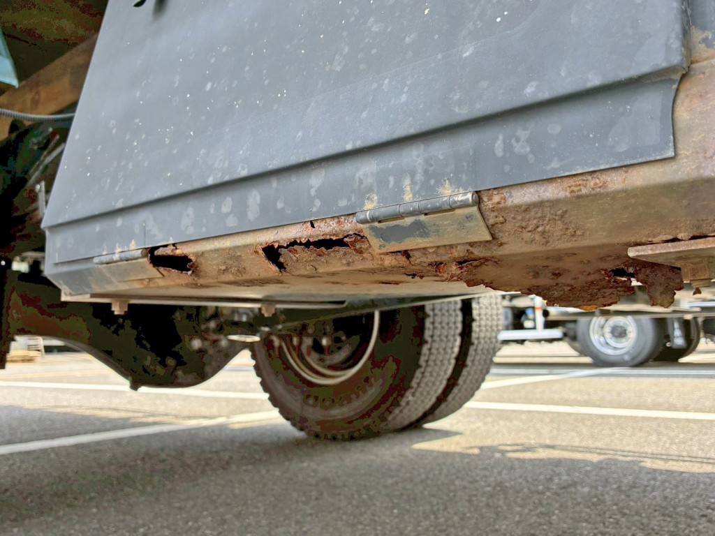 工具箱底部に腐食・穴あきがあります。|いすゞ フォワード 2PG-FRR90S2(2WD)の写真14