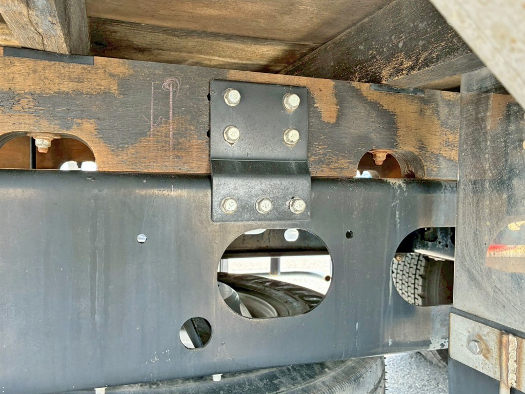 ボディー運転席側後方の振れ止めプレートに取付位置の移動跡があります。|いすゞ フォワード 2PG-FRR90S2(2WD)の写真17
