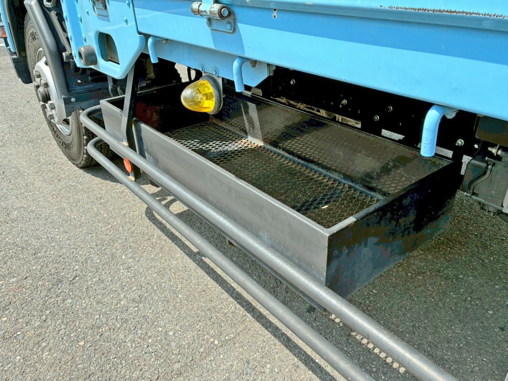 ボディー助手席側前方にりん木入れが付いています。|いすゞ フォワード 2PG-FRR90S2(2WD)の写真18