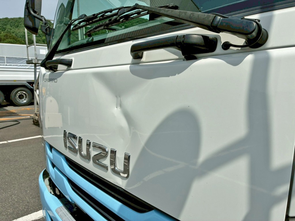 フロントパネルにヘコミがあります。|いすゞ フォワード 2PG-FRR90S2(2WD)の写真21