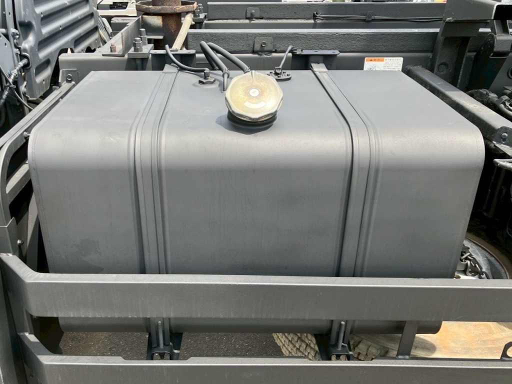 燃料タンクは300Lです。|日野 プロフィア 2DG-FS1AGAの写真20