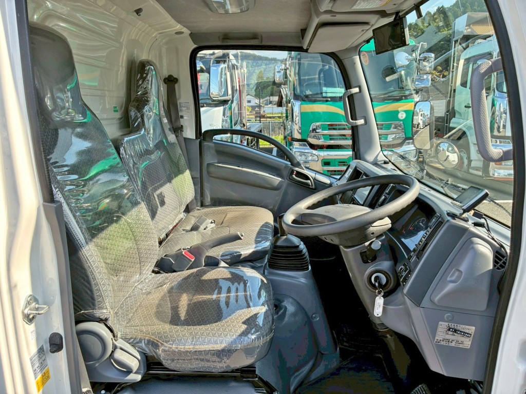 乗車定員は3名です。|いすゞ エルフ TPG-NMS85AN(4WD)の写真8