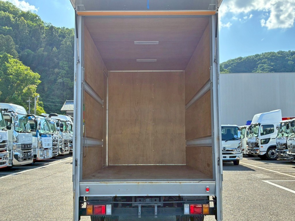 床は板張りです。|いすゞ エルフ TPG-NMS85AN(4WD)の写真10